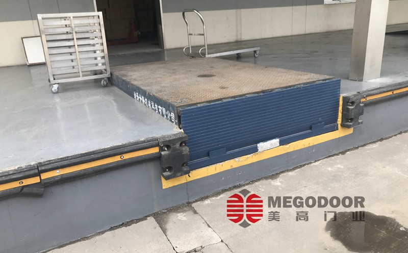 淮安物流出货电动装卸平台：高效智能的月台解决方案插图