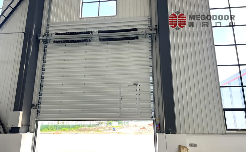 淮安电子厂电动工业提升门：大空间通行的理想解决方案插图2