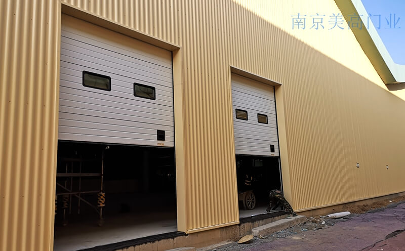 淮安电子厂电动工业提升门：大空间通行的理想解决方案插图