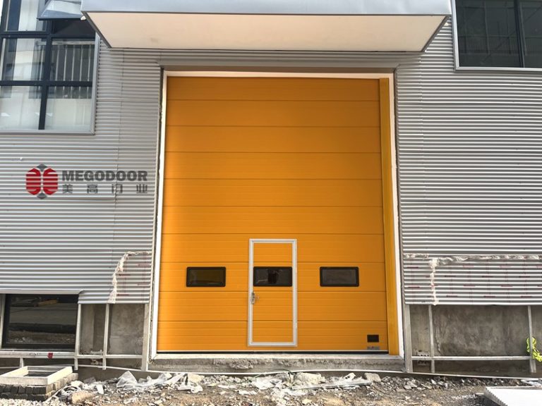 淮安恒温工厂专用高等工业提升门 | 美高门业定制解决方案缩略图 淮安恒温工厂专用高等工业提升门 | 美高门业定制解决方案缩略图