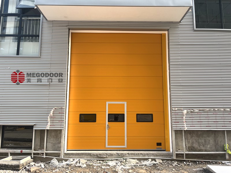 淮安电子厂抗风防盗滑升门：工业安全与空间效率的完美平衡插图1